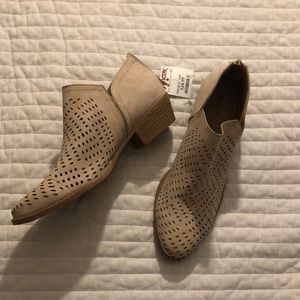 Size 9 eyelet cut beige booties